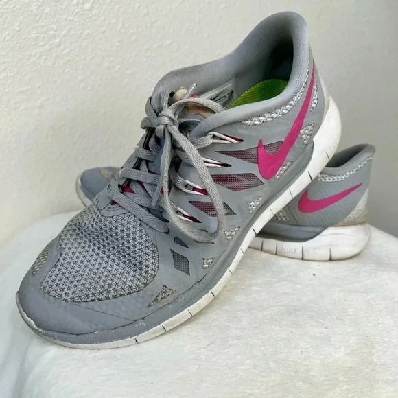 Nike Free 5.0 Wolf Grey Vivid Pink Sneakers Running Shoes Women's 6.5 - Picture 2 of 7